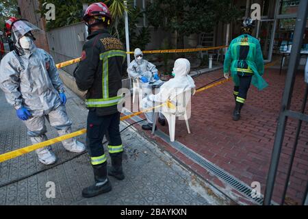 I vigili del fuoco di Barcellona disinfettano una residenza dove ci sono stati morti di coronavirus e alcuni positivi. Foto Stock