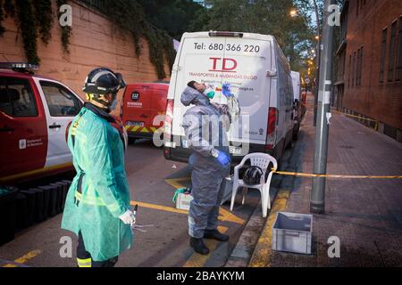 I vigili del fuoco di Barcellona disinfettano una residenza dove ci sono stati morti di coronavirus e alcuni positivi. Foto Stock