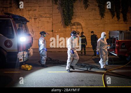 I vigili del fuoco di Barcellona disinfettano una residenza dove ci sono stati morti di coronavirus e alcuni positivi. Foto Stock