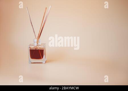 Il deodorante per l'aria si attacca sul fondo del bege vaso di vetro aroma bastoncini di bambù Foto Stock