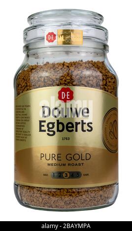 Coventry, West Midlands, Regno Unito - 28 marzo 2020: Caffè Douwe Egberts su uno sfondo bianco isolato Foto Stock