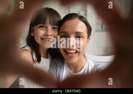 Ritratto di mamma felice e figlia piccola fanno selfie insieme Foto Stock