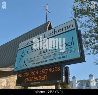 Los Angeles, Stati Uniti. 30th Mar, 2020. La Chiesa e la Scuola Luterana dell'Ascensione a Torrance, California, informa i parrocchiani che i servizi delle chiese sono sospesi fino a nuovo avviso domenica 29 marzo 2020. Foto di Jim Ruymen/UPI Credit: UPI/Alamy Live News Foto Stock