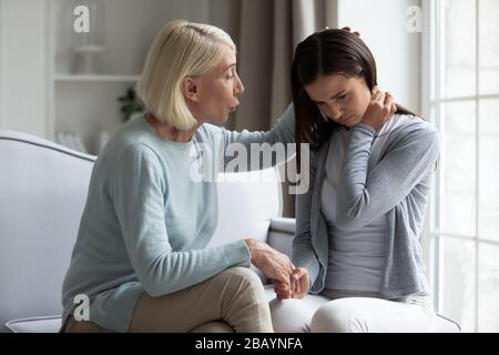 Amorevole madre comfort upset adulto figlia Foto Stock