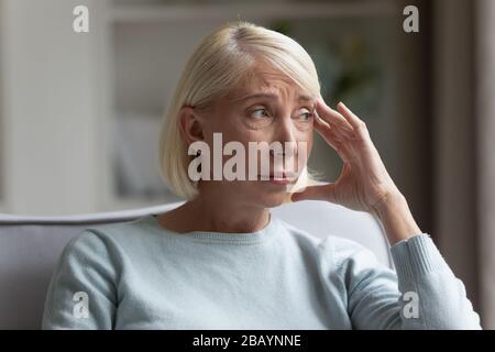 La donna anziana in difficoltà si sente sola a casa Foto Stock