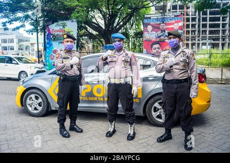 Makassar, Sulawesi meridionale, Indonesia. 30th Mar, 2020. Alcuni ufficiali della polizia regionale del Sulawesi meridionale, Indonesia, indossano maschere quando svolgono compiti di pattuglia per le strade per prevenire lo scoppio del coronavirus (covid-19). La campagna del governo indonesiano per prevenire la diffusione dell'epidemia di Covid-19 chiedendo ai residenti di lavarsi sempre le mani e di indossare le maschere quando lasciano la casa. Credito: Herwin Bahar/ZUMA Wire/Alamy Live News Foto Stock