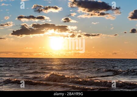 Dierhagen, Germania. 29th Mar, 2020. Dierhagen - Ost, Germania Marzo 2020 Ostseestrand - Marzo - 2020 tramonto/mare/alluvione | utilizzo nel mondo credito: dpa/Alamy Live News Foto Stock