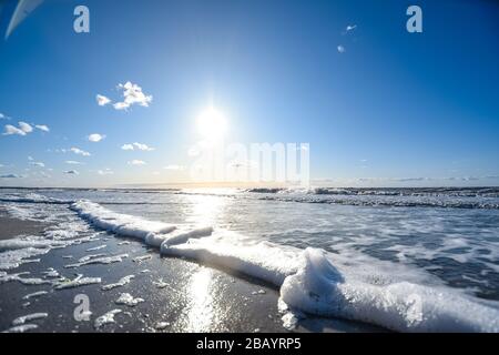 Dierhagen, Germania. 29th Mar, 2020. Dierhagen - Ost, Germania Marzo 2020 Ostseestrand - Marzo - 2020 storm/flood/Sun/Baltic Sea/| utilizzo nel mondo credito: dpa/Alamy Live News Foto Stock