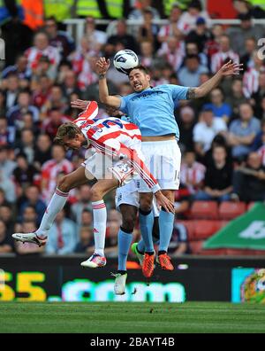 Peter Crouch (a sinistra) di Stoke City e Javi Garcia (a sinistra) della città di Manchester per la palla Foto Stock