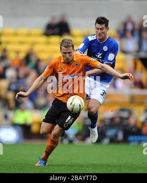 Christophe Berra di Wolverhampton Wanderers (a sinistra) e David Nugent (a destra) di Leicester City si sono battute per la palla Foto Stock