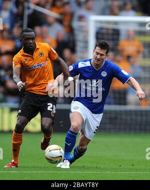 David Nugent di Leicester City (a destra) e Tongo Hamed Doumbia di Wolverhampton (a sinistra) combattono per la palla Foto Stock