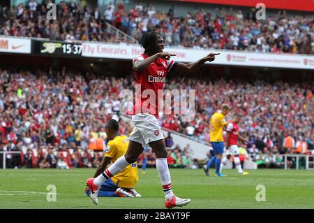 *ALTERNATIVE CROP* Gervinho dell'Arsenal celebra il punteggio del terzo gol della sua squadra Foto Stock