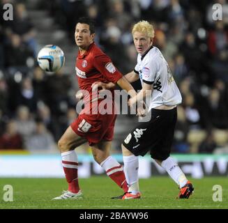 Derby County's Will Hughes (a destra) e Charlton Athletic's Yann Kermorgant (a sinistra). Foto Stock