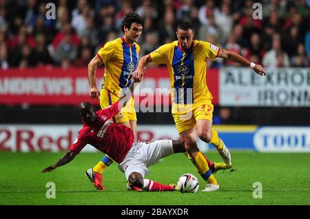 Damien Delaney di Crystal Palace (a destra) e Bradley Wright-Phillips (a terra) di Charlton Athletic lottano per la palla Foto Stock