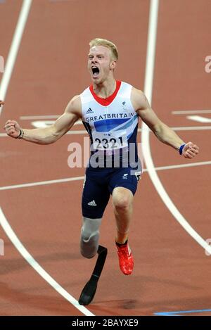 Jonnie Peacock della Gran Bretagna attraversa la linea per vincere la 100m - T44 finale maschile, durante i Giochi Paralimpici di Londra. Foto Stock