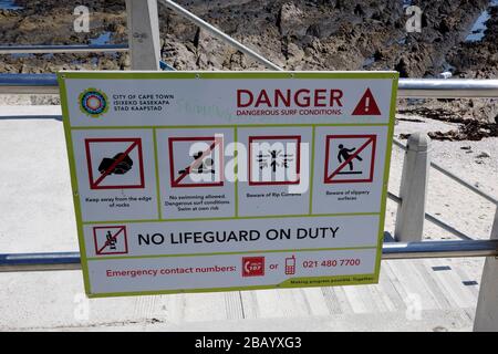 Avviso di pubblica sicurezza a bordo lungo Seapoint Promenade, Città del Capo, Sud Africa. Foto Stock