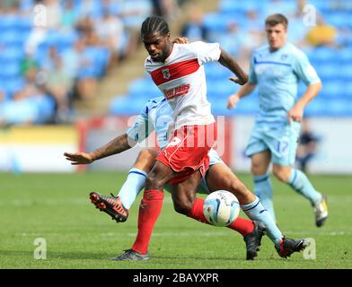 Anthony Grant di Stevenage (fronte) e David McGoldrick di Coventry City in azione Foto Stock