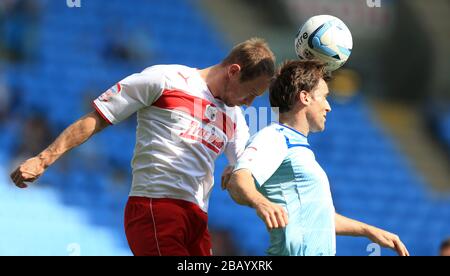 David Gray di Stevenage (a sinistra) e Kevin Kilbane di Coventry City si sfidano per la palla Foto Stock