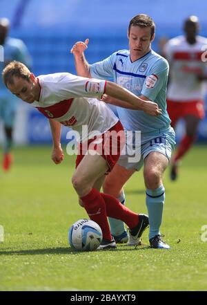 David Gray di Stevenage (a sinistra) e Stephen Elliott di Coventry City si sfidano per la palla Foto Stock