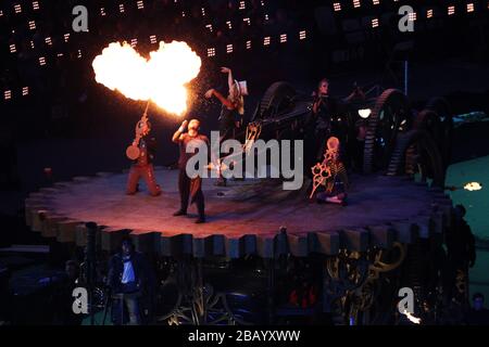 Vista generale degli artisti durante la cerimonia di chiusura allo Stadio Olimpico di Londra. Foto Stock