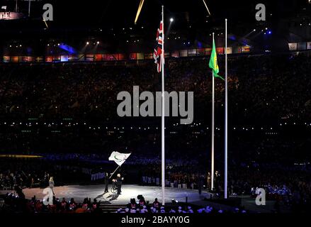 Il Sindaco di Rio Eduardo Paes riceve la bandiera Paralimpica dall'IPC Sir Philip Craven e dal Sindaco di Londra Boris Johnson durante la cerimonia di chiusura dei Giochi Paralimpici allo Stadio Olimpico di Londra. Foto Stock