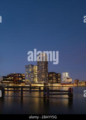 Rotterdam - 13 febbraio 2019: Rotterdam, Paesi Bassi. Skyline del centro città, diversi edifici alti e moderni sul lungomare al tramonto in Olanda meridionale Foto Stock
