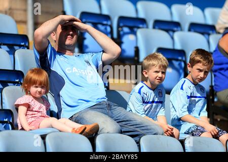 I fan di Coventry City si immergirano nell'atmosfera della Ricoh Arena prima della partita Foto Stock