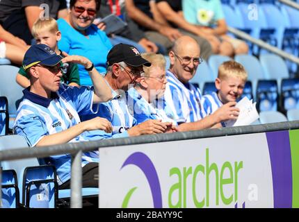 I fan di Coventry City si immergirano nell'atmosfera della Ricoh Arena prima della partita Foto Stock