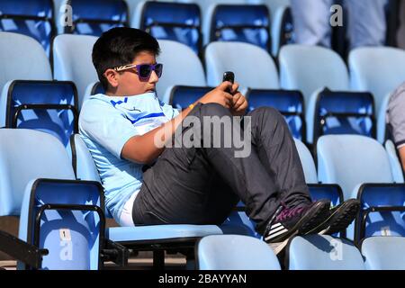 I fan di Coventry City si immergirano nell'atmosfera della Ricoh Arena prima della partita Foto Stock