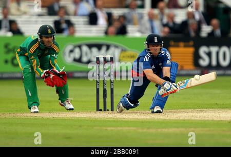 Ian Bell dell'Inghilterra (destra) in azione battendo contro il Sudafrica durante l'incontro internazionale di un giorno a Lord's. Foto Stock