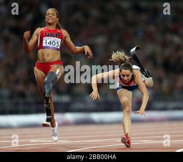 Frances Marie-Amelie le Fur cade dopo aver vinto la 100m - T44 finale femminile Foto Stock