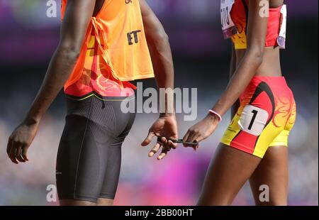 Maria Gomez da Silva in Angola e la guida Albano Pedro Zongo durante le semifinali, Heat 1 delle Donne 400m - T12 Foto Stock