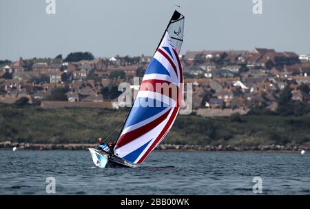 I marinai Skud della Gran Bretagna Alexandra Rickham e Niki Birrell durante l'odierno concorso Paralimpico presso la sede della vela di Weymouth e Portland. Foto Stock