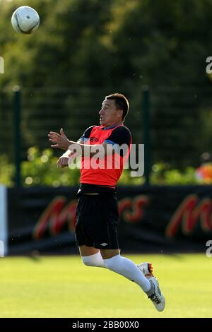 John Terry dell'Inghilterra durante la sessione di formazione a London Colney Foto Stock