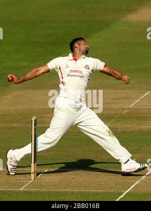 Ajmal Shahzad di Lancashire in azione bowling Foto Stock