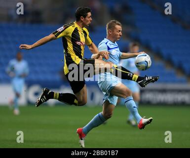 Andrew Corbett di Burton Albion (a sinistra) e Gary McSheffrey di Coventry City in azione Foto Stock