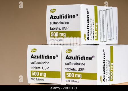 Mar 29, 2020 Sunnyvale / CA / USA - Sulfasalazine boxes; Sulfasalazine, venduto da Pfizer con il nome commerciale Azulfidine, è un farmaco per reumatoide Foto Stock