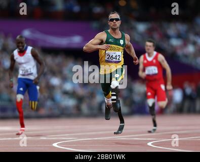 Oscar Pistorius del Sud Africa durante il T44 - 100m di Men's Heat allo Stadio Olimpico di Londra. Foto Stock