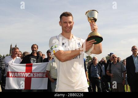 Jim Troughton, capitano del Warwickshire, celebra la vittoria della prima divisione del campionato della contea di LV Foto Stock