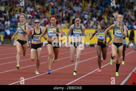 Anna Pierce degli Stati Uniti sul suo cammino per vincere la 1500m femminile di Laura Weightman e Hannah England della Gran Bretagna Foto Stock