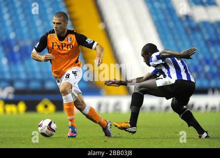 Sheffield Mercoledì Michail Antonio (a destra) e Fulham's Paintim Kasami (a sinistra) Foto Stock