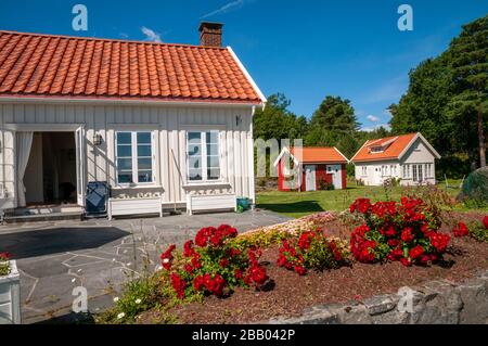 Casa vacanze con annesso e annesso sull'isola di Skåtøy nell'arcipelago di Kragerø, sulla costa meridionale della Norvegia. Foto Stock