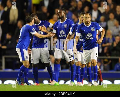 Victor Anichebe (centro) di Everton festeggia con i suoi compagni di squadra dopo aver segnato il quarto gol della sua squadra Foto Stock