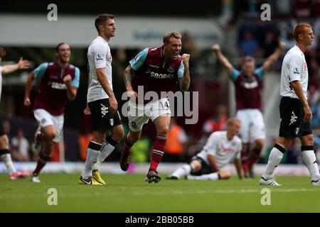 Matthew Taylor (centro) del West Ham United celebra il punteggio del terzo gol Foto Stock