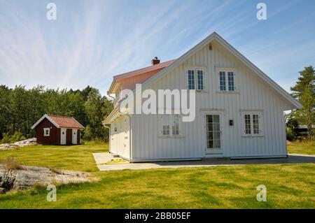 Casa vacanze di lusso di nuova costruzione in stile architettonico tradizionale di case in legno sulla costa meridionale, Norvegia. Foto Stock