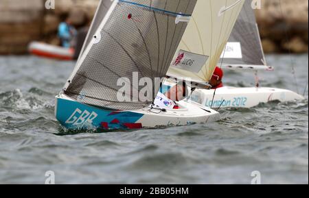 Il marinaio Helena Lucas della Gran Bretagna 2.4 in azione Paralimpica presso la sede della vela di Weymouth e Portland. Foto Stock