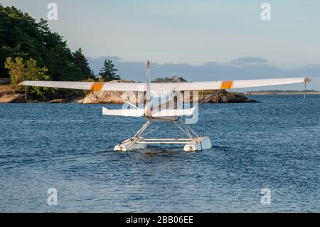 Un idrovolante giallo e bianco Cessna 172 Skyhawk per il decollo tra le isole dell'arcipelago di Kragerø, sulla costa meridionale della Norvegia. Foto Stock