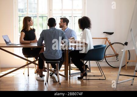 Nel consiglio di amministrazione, il personale aziendale multietnico è stato riunito durante il briefing mattutino Foto Stock
