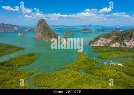 Veduta aerea delle bellissime isole calcaree circondate da mangrovie in una baia tropicale (Phang Nga Bay, Thailandia) Foto Stock