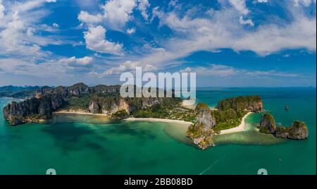 Vista panoramica aerea delle splendide spiagge tropicali e delle torreggianti scogliere a Railay Beach, Thailandia Foto Stock